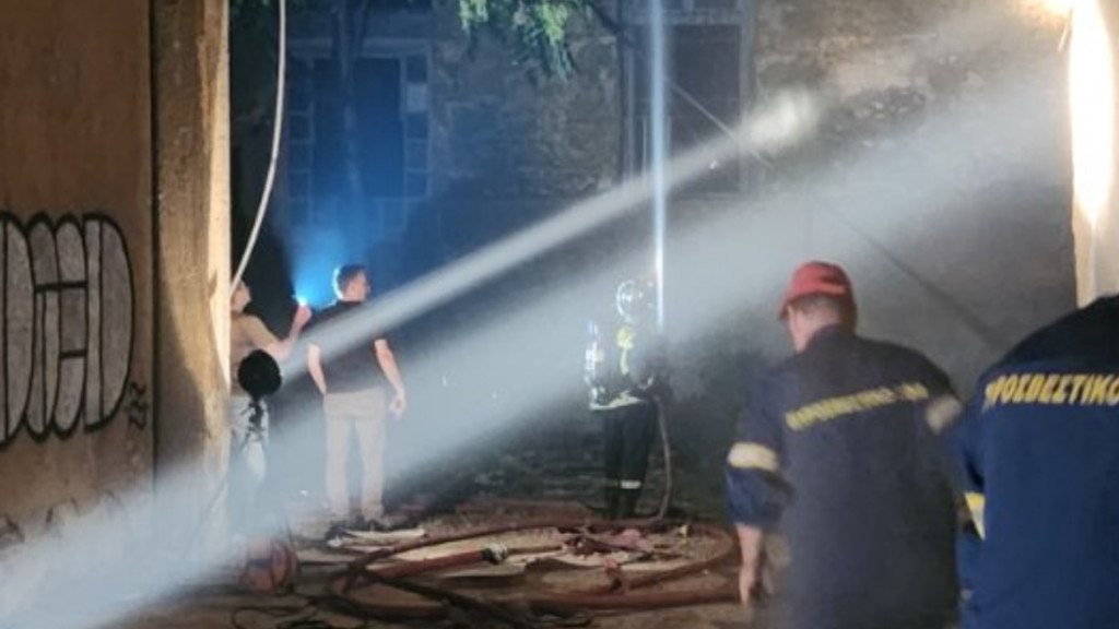 Φωτιά σε οικοπεδικό χώρο στο Νέο Φάληρο – Καίει σκουπίδια (Εικόνες & Bίντεο)