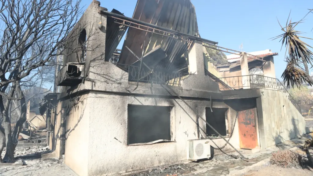 Παλαιά Φώκαια: Χωρίς ενιαίο μέτωπο η φωτιά – Μάχη με τις διάσπαρτες εστίες – Κάηκαν σπίτια