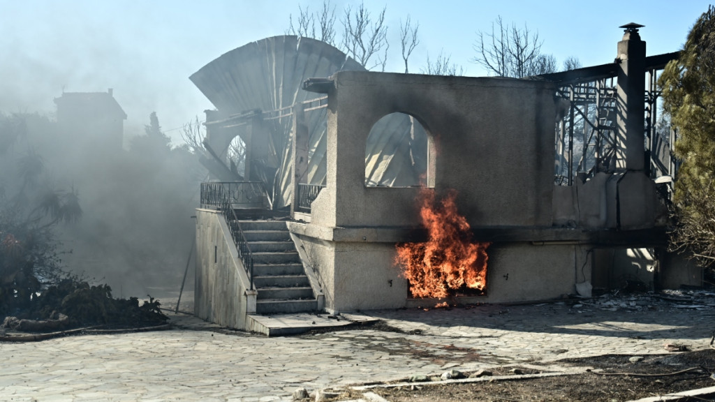 Φωτιά στην Παλαιά Φώκαια: Τιτάνιες μάχες με τις φλόγες από τους πυροσβέστες – Κάηκαν τουλάχιστον 3 σπίτια