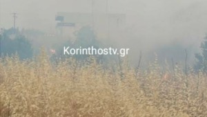 Φωτιά σε ξέρα χόρτα δίπλα στον Προαστιακό Κορίνθου (Φωτογραφίες)