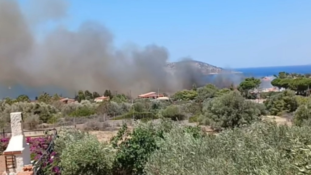 Μεγάλη Φωτιά στο Θυμάρι Παλαιάς Φώκαιας – Απειλούνται σπίτια, μήνυμα του 112 για εκκένωση προς Λαγονήσι (Βίντεο)