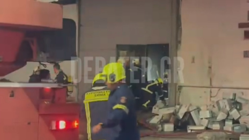 Φωτιά σε επιχείρηση στο κέντρο της Αθήνας – Διακόπηκε η κυκλοφορία