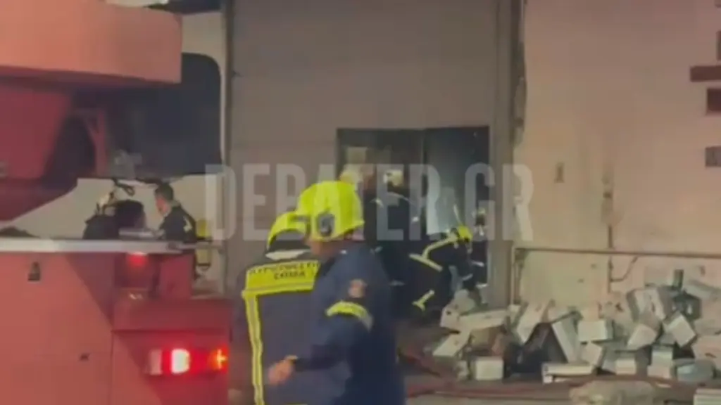 Φωτιά σε επιχείρηση στο κέντρο της Αθήνας – Διακόπηκε η κυκλοφορία