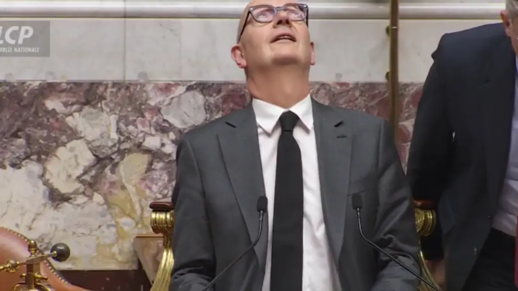 Γαλλία: Η άβολη στιγμή που σταγόνες από το ταβάνι της εθνοσυνέλευσης πέφτουν στον Μπαϊρού την ώρα της ομιλίας του