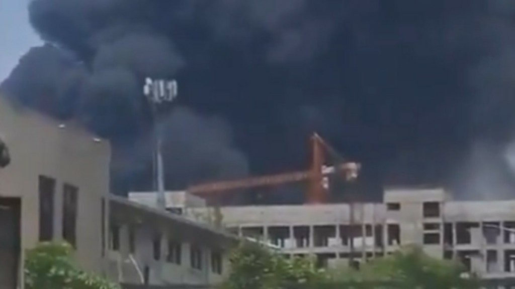 Δραματικές στιγμές στην Ινδία μετά την πτώση του Boeing – Μαύροι καπνοί έχουν σκεπάσει την περιοχή, πανικός στα νοσοκομεία (Βίντεο)