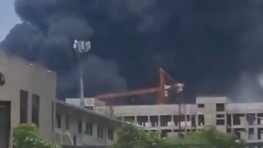 Δραματικές στιγμές στην Ινδία μετά την πτώση του Boeing – Μαύροι καπνοί έχουν σκεπάσει την περιοχή, πανικός στα νοσοκομεία (Βίντεο)