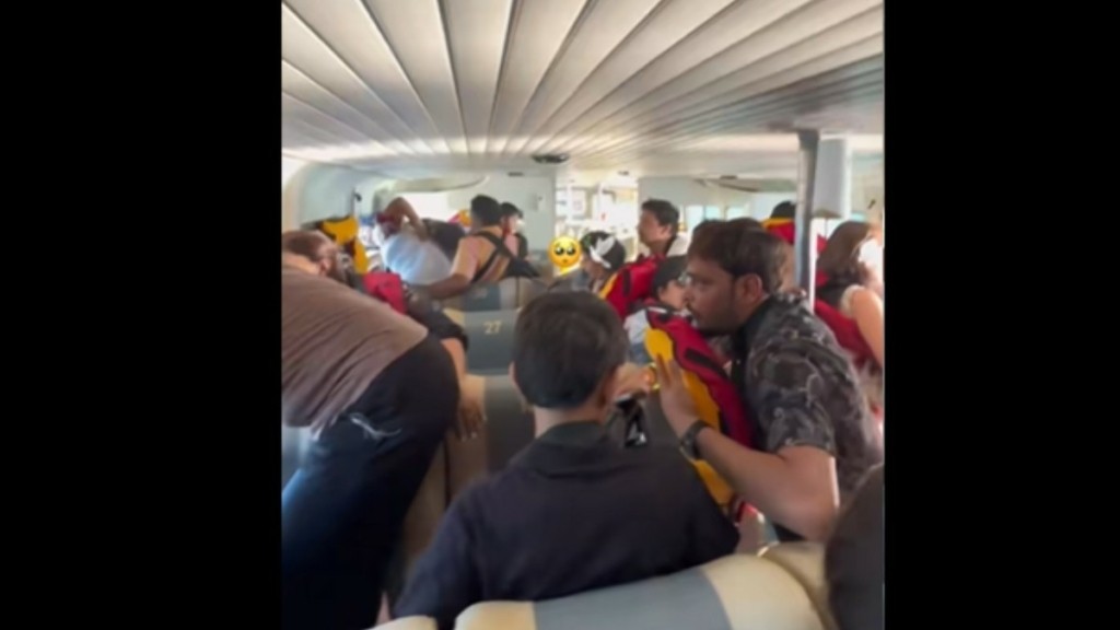 Ινδονησία: Τουριστικό σκάφος βυθίζεται στο Μπαλί – Οι επιβάτες έσπασαν τα παράθυρα για να σωθούν (βίντεο)