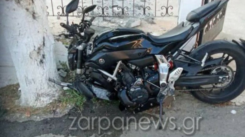 Χανιά: Μηχανή ξέφυγε της πορείας της και «καρφώθηκε» σε τοιχίο εκκλησίας (Φωτογραφίες)