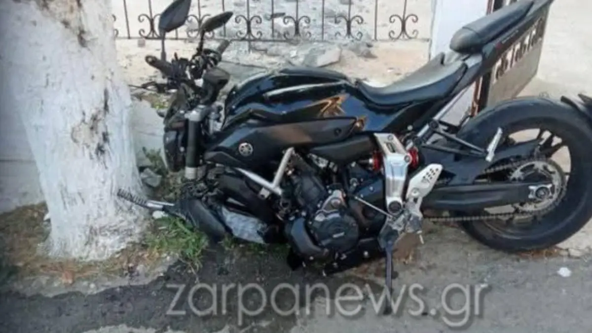 Χανιά: Μηχανή ξέφυγε της πορείας της και «καρφώθηκε» σε τοιχίο εκκλησίας (Φωτογραφίες)