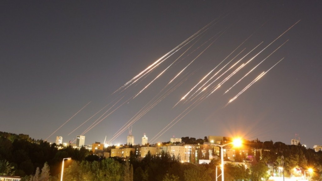 Νέα ιρανικά πλήγματα στο Ισραήλ – Συνεχίζονται οι εκρήξεις στην Τεχεράνη