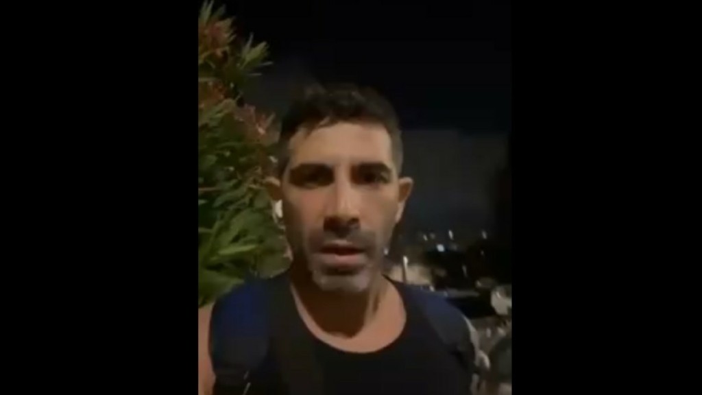 Δείτε τον Έλληνα τραγουδιστή Γιώργο Σέμο να τρέχει να μπει σε καταφύγιο την ώρα των βομβαρδισμών (βίντεο)