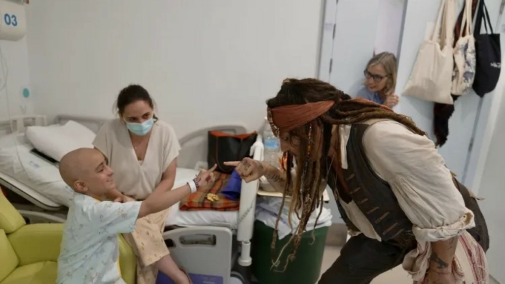 Τζόνι Ντεπ: Ντύθηκε ξανά Τζακ Σπάροου και επισκέφθηκε παιδιά σε νοσοκομείο – Δείτε βίντεο