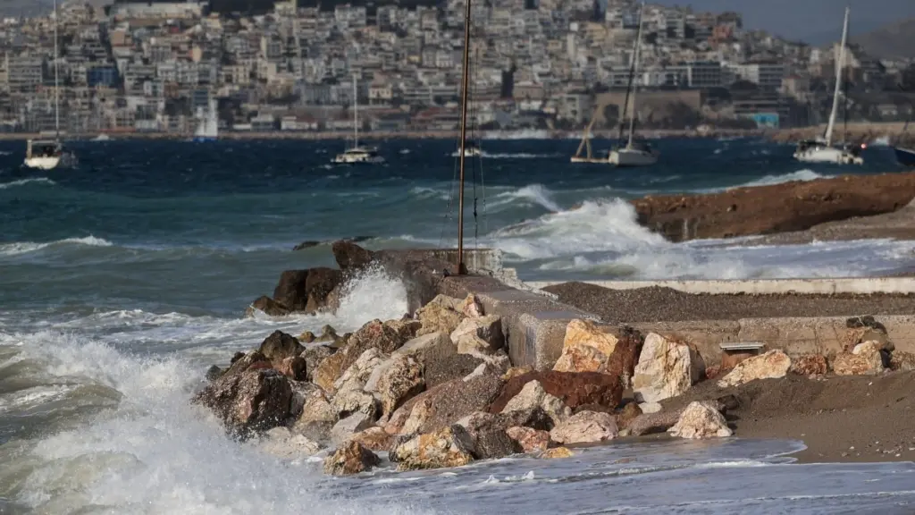 Καιρός: Ιούνιος με βοριάδες και απουσία βροχών – Το επικίνδυνο “κοκτέιλ” που ευνοεί τις πυρκαγιές