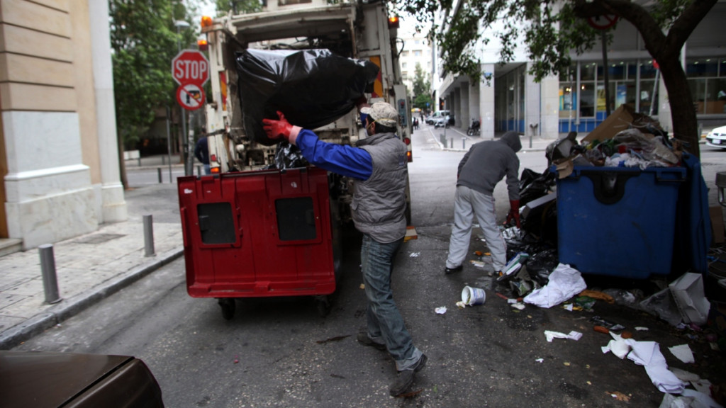 Πετρούπολη: “Τον πάτησε στο πόδι με το μηχανάκι και χειροδίκησε εναντίον του” – Τι είπε ο δήμαρχος για την επίθεση σε υπάλληλο