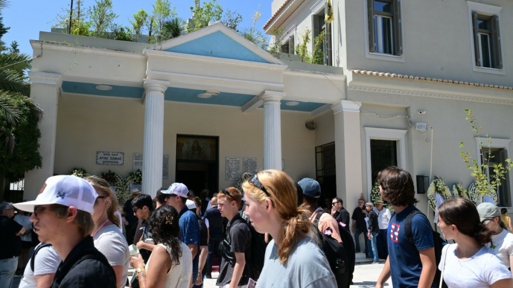 Βασίλης Παπαβασιλείου: Πλήθος κόσμου στην κηδεία του σπουδαίου σκηνοθέτη- Δείτε φωτογραφίες