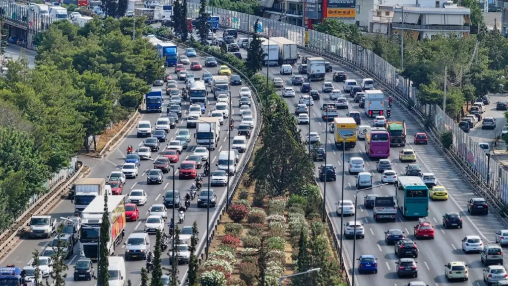 Κίνηση: Καθυστερήσεις σε Κηφισό και Αττική Οδό – Συμφόρηση στην Αθηνών-Κορίνθου λόγω ανατροπής οχήματος