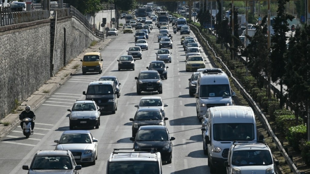 Κίνηση τώρα: Μετ’ εμποδίων η κυκλοφορία στον Κηφισό, στο “κόκκινο” Κηφισίας, Πειραιάς και Σκαραμαγκάς