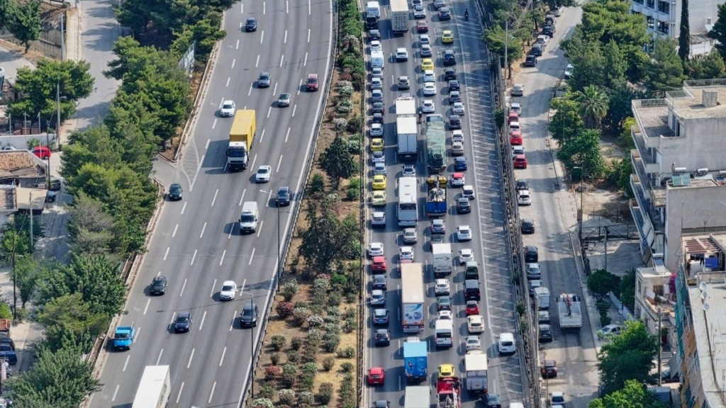 Στο “κόκκινο” οι κεντρικοί δρόμοι της Αθήνας – Μποτιλιάρισμα στον Κηφισό, καθυστερήσεις σε Κηφισίας και Αττική Οδό