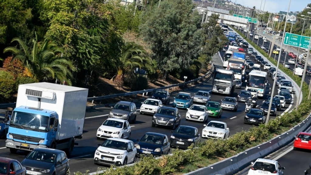 Κίνηση: Στο “κόκκινο” Κηφισός και Κηφισίας – Καθυστερήσεις στην Αττική Οδό