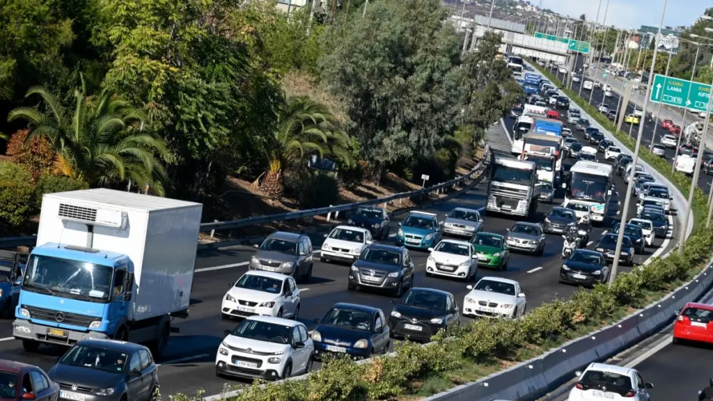 Καραμπόλα τριών φορτηγών στην Αθηνών-Λαμίας – Σημειωτόν η κίνηση στο σημείο