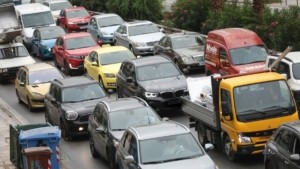 Τροχαίο στην Ποσειδώνος στο ύψος του “Σταύρος Νιάρχος” – Κλειστή η δεξιά λωρίδα