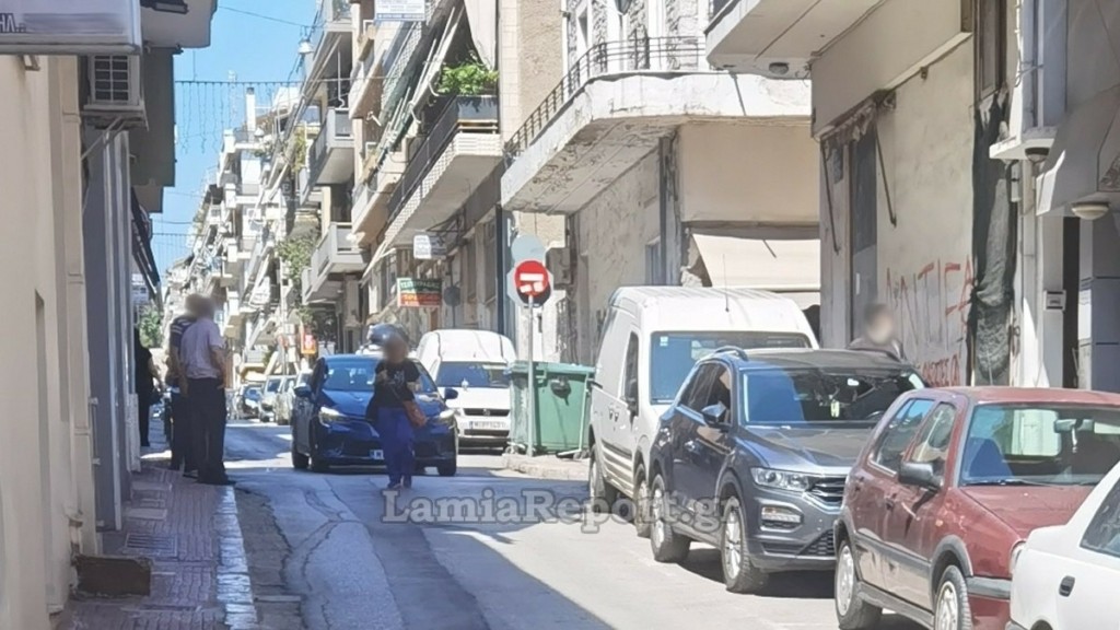 Λαμία: Ρομά “πλακώθηκαν” στο κέντρο της πόλης με πέτρες και καδρόνια – Δείτε το βίντεο
