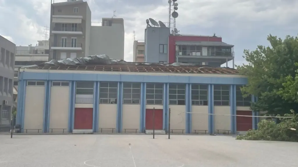 Λάρισα: Πολλά προβλήματα από τον δυνατό αέρα – Ξηλώθηκε σκέπαστρο σε σχολείο (Φωτογραφίες)