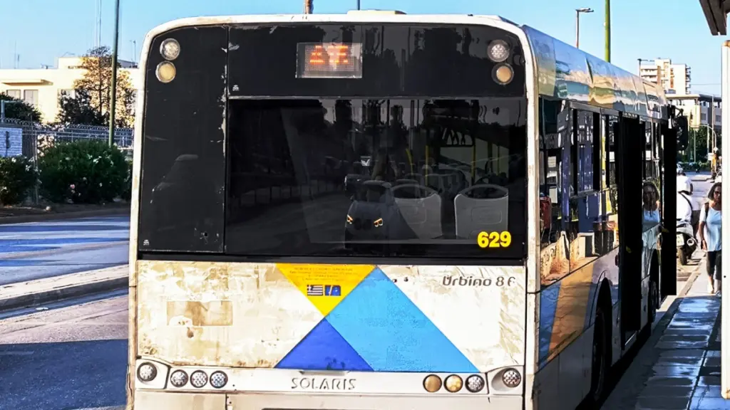 Πόρτο Ράφτη: Ανήλικοι πέταξαν πέτρες σε λεωφορείο και έσπασαν τα τζάμια