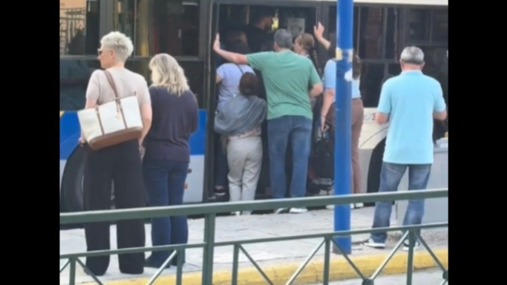 Το αδιαχώρητο στα λεωφορεία της γραμμής — Υψηλές θερμοκρασίες, σπρωξίματα και ένταση (βίντεο)