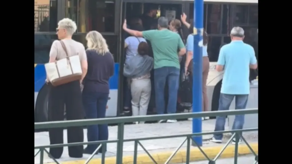 Το αδιαχώρητο στα λεωφορεία της γραμμής — Υψηλές θερμοκρασίες, σπρωξίματα και ένταση (βίντεο)