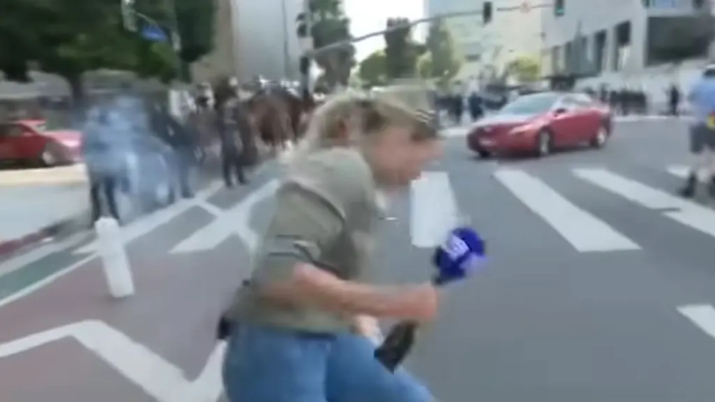 Λος Άντζελες: Δημοσιογράφος δέχεται πλαστική σφαίρα στο πόδι από την αστυνομία (βίντεο)