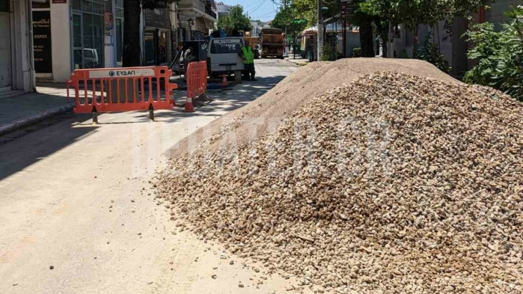 Μεταμόρφωση: Αγανάκτηση από τους κατοίκους – «Μας έχουν κλείσει τον κεντρικό δρόμο χωρίς ενημέρωση» (φωτογραφίες)
