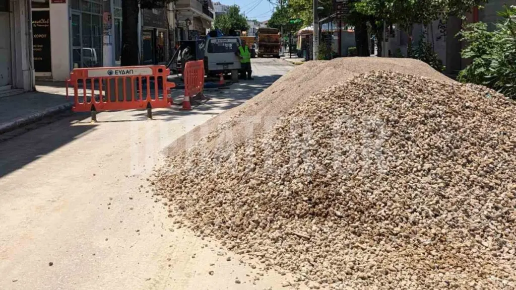 Μεταμόρφωση: Αγανάκτηση από τους κατοίκους – «Μας έχουν κλείσει τον κεντρικό δρόμο χωρίς ενημέρωση» (φωτογραφίες)