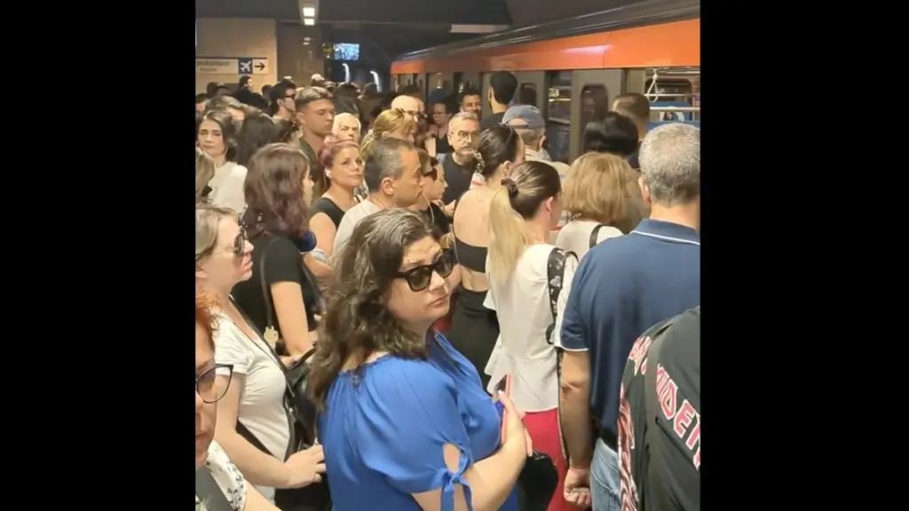 Αδιανόητες εικόνες στον σταθμό του μετρό στο Μοναστηράκι – Επιβάτες στοιβαγμένοι σαν “σαρδέλες” στην αποβάθρα (βίντεο)
