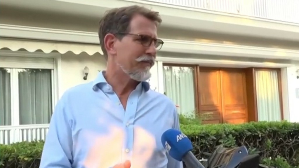 Παύλος Ντε Γκρες: Ενοχλημένος μπροστά στην κάμερα – «Είναι θέμα της κυβέρνησης και όχι δικό μας…»