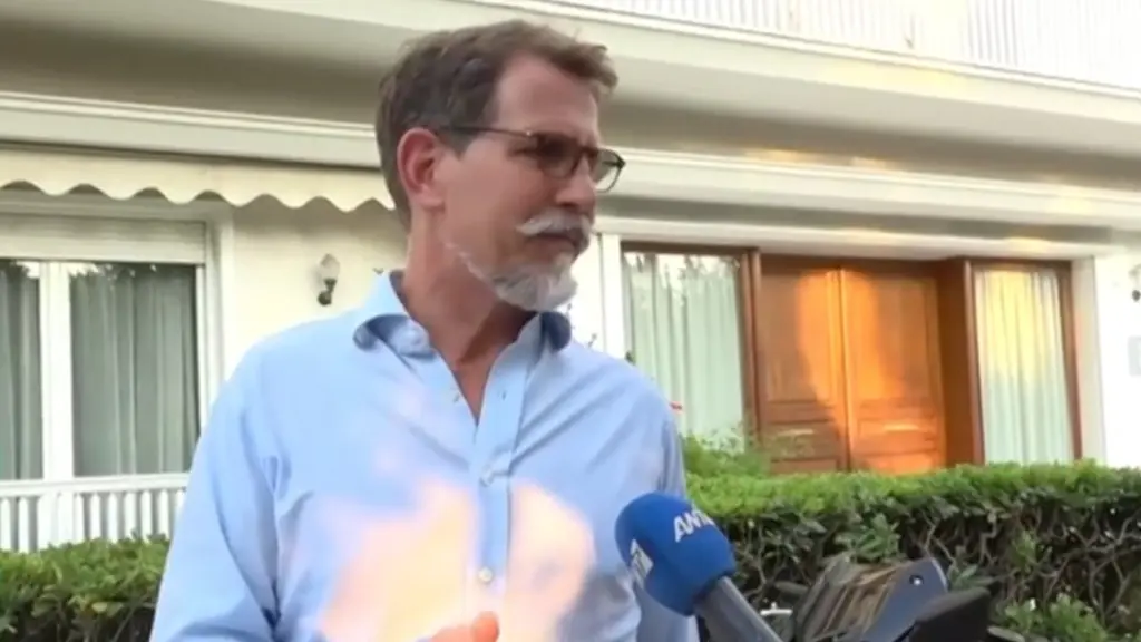 Παύλος Ντε Γκρες: Ενοχλημένος μπροστά στην κάμερα – «Είναι θέμα της κυβέρνησης και όχι δικό μας…»