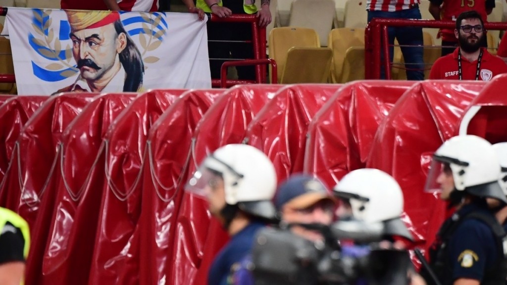 Ολυμπιακός – Παναθηναϊκός AKTOR: Γέμισε ελληνικές σημαίες πίσω από τον πάγκο των «πρασίνων» – Αποθεώθηκε ο Φουρνιέ