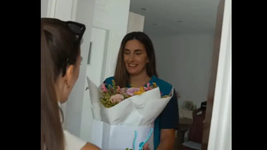 Ευχές για καλή επιτυχία με δώρα και λουλούδια στις αθλήτριες της Εθνικής Ομάδας Μπάσκετ Γυναικών