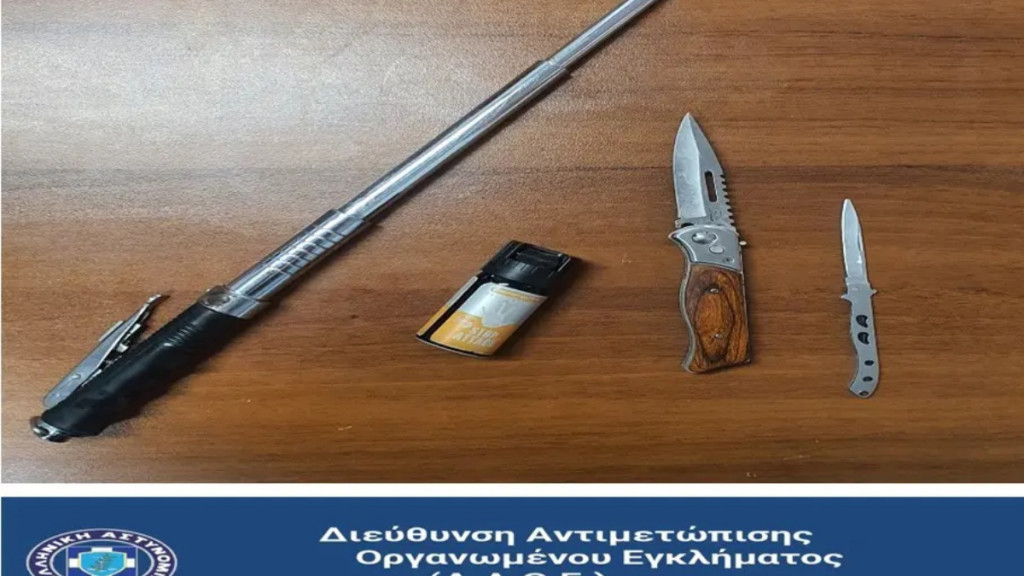 Καβάλα: Δύο συλλήψεις για παράνομη κατοχή όπλων – Κατασχέθηκαν μαχαίρια και γκλοπ