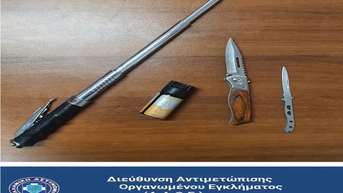 Καβάλα: Δύο συλλήψεις για παράνομη κατοχή όπλων – Κατασχέθηκαν μαχαίρια και γκλοπ