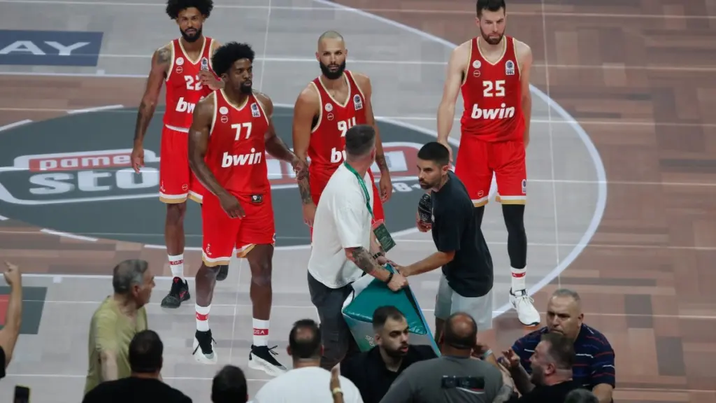 Παναθηναϊκός AKTOR – Ολυμπιακός: Χαμός στο ΟΑΚΑ ανάμεσα σε Φουρνιέ και οπαδούς – Μπήκαν αστυνομικές δυνάμεις στο παρκέ
