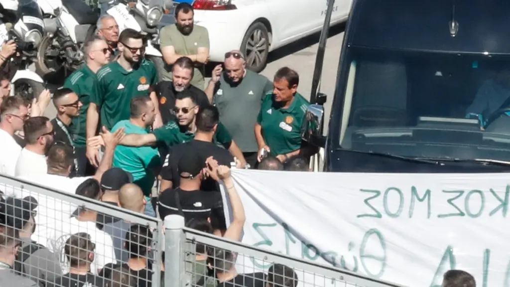 Παναθηναϊκός AKTOR: Απολογήθηκαν τα μέλη της «πράσινης» ΚΑΕ – Αντιπροσωπεία οπαδών της Θύρας 13 έξω από τα γραφεία του ΕΣΑΚΕ