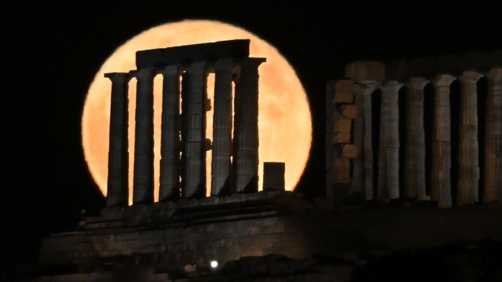 Μαγικές εικόνες από την Πανσέληνο της Φράουλας στο ναό του Ποσειδώνα στο Σούνιο (Φωτογραφίες)