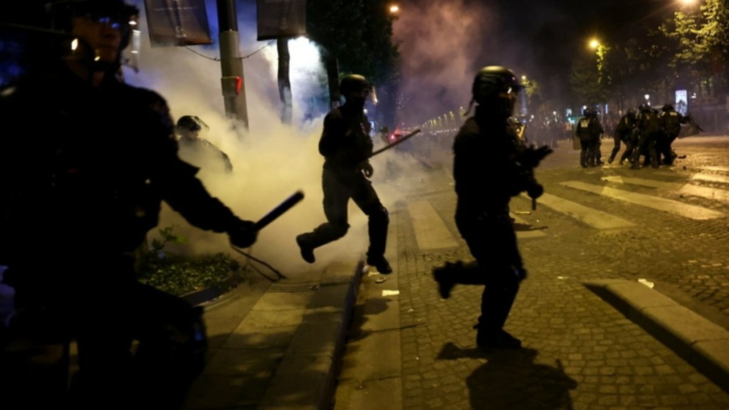 Γαλλία: Αστυνομικός νοσηλεύεται σε κώμα – Χτυπήθηκε από φωτοβολίδα κατά την διάρκεια των επεισοδίων στο Παρίσι