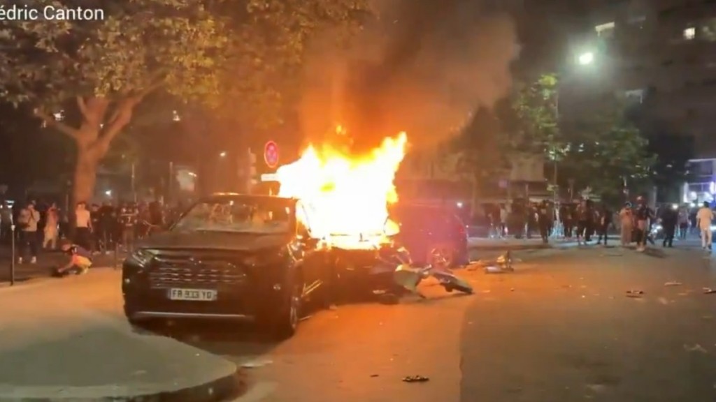 Παρίσι: Επεισόδια πριν και μετά τον τελικό του Champions League – Έβαλαν φωτιά σε αυτοκίνητα, 294 συλλήψεις (Βίντεο)