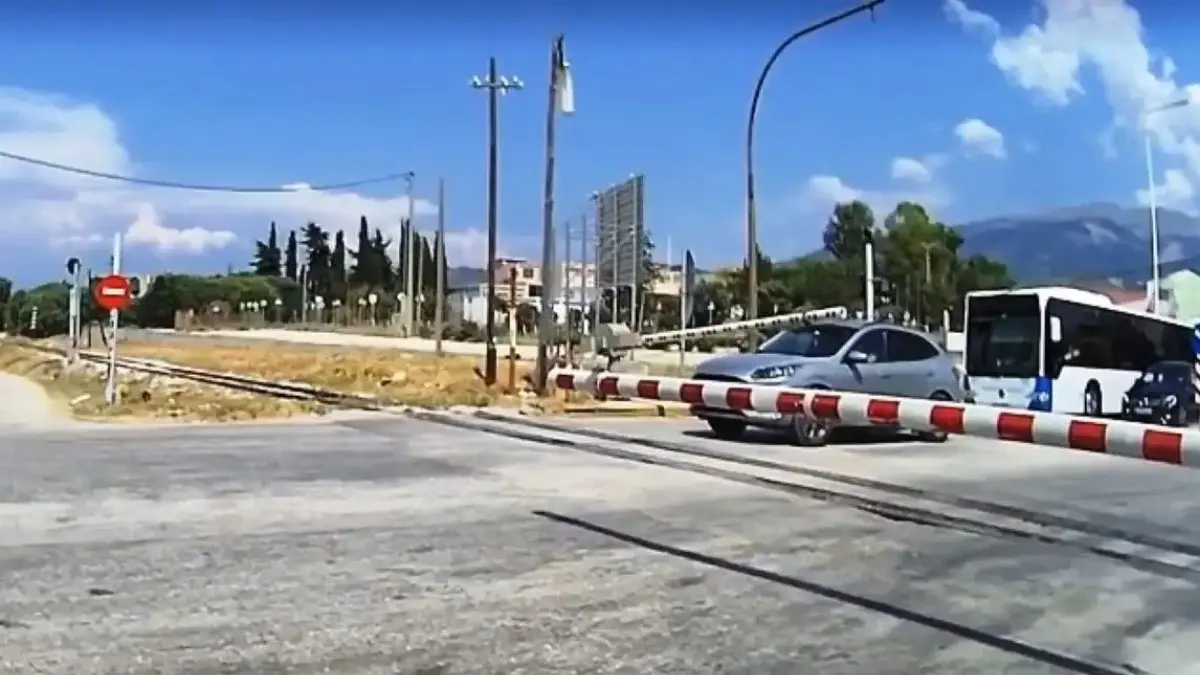 Πάτρα: Πέρασε κάτω από τις μπάρες του τρένου – Εγκλωβίστηκε και ανέπτυξε ταχύτητα (Βίντεο)