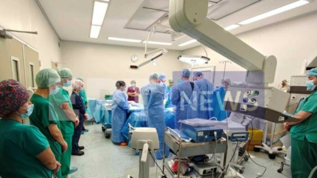Πάτρα: Οι γιατροί τιμούν τον 14χρονο Σπύρο πριν τη λήψη των οργάνων του