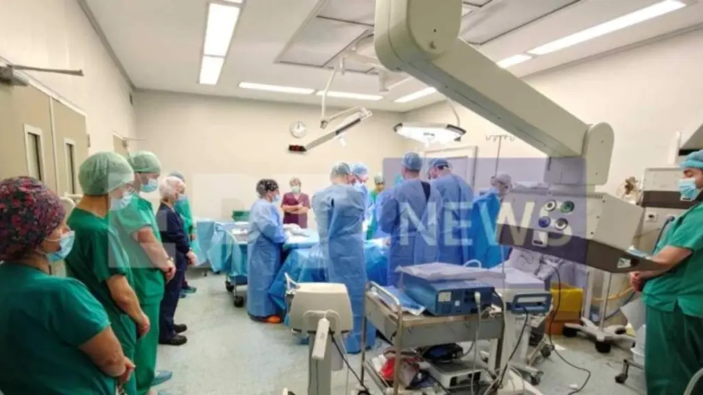 Πάτρα: Οι γιατροί τιμούν τον 14χρονο Σπύρο πριν τη λήψη των οργάνων του