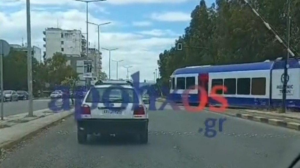 Πάτρα: Τρένο πέρασε με ανεβασμένες μπάρες από διάβαση – Τελευταία στιγμή φρέναραν οι οδηγοί (Βίντεο)
