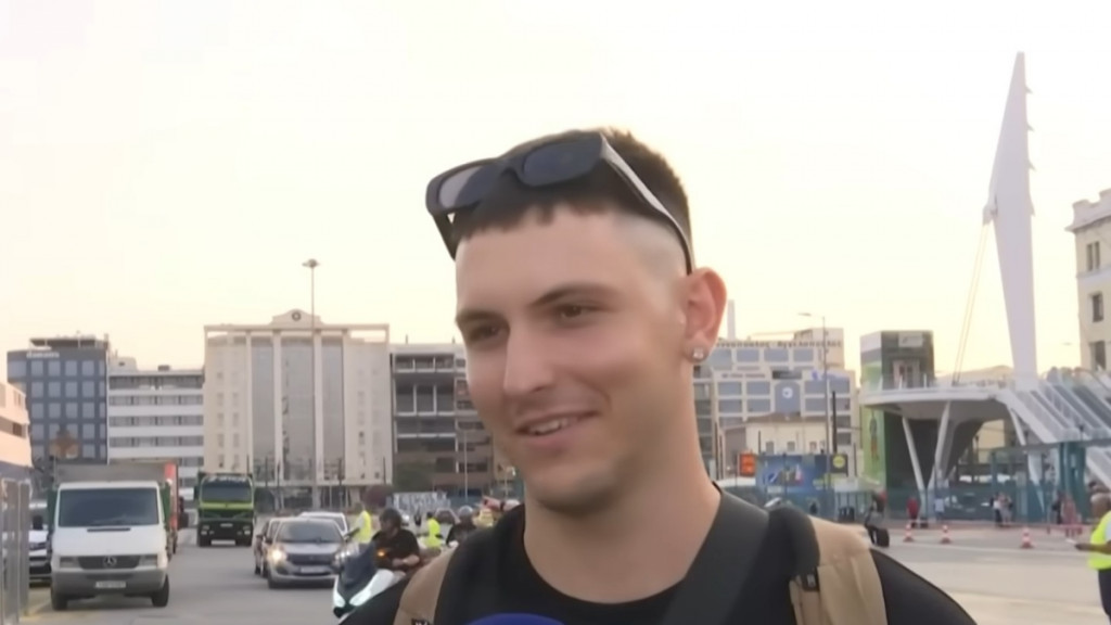 Viral νεαρός ταξιδιώτης στο λιμάνι του Πειραιά: «Θα ξεδιπλωθούμε αναλόγως και τοιουτοτρόπως» (Βίντεο)